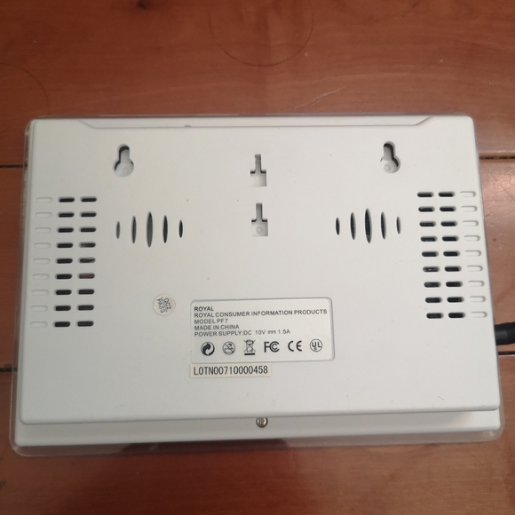 Royal 7" Digital Picture Album, Plug & Play, Most Media Cards, Remote & Manual - Picture 9 of 10